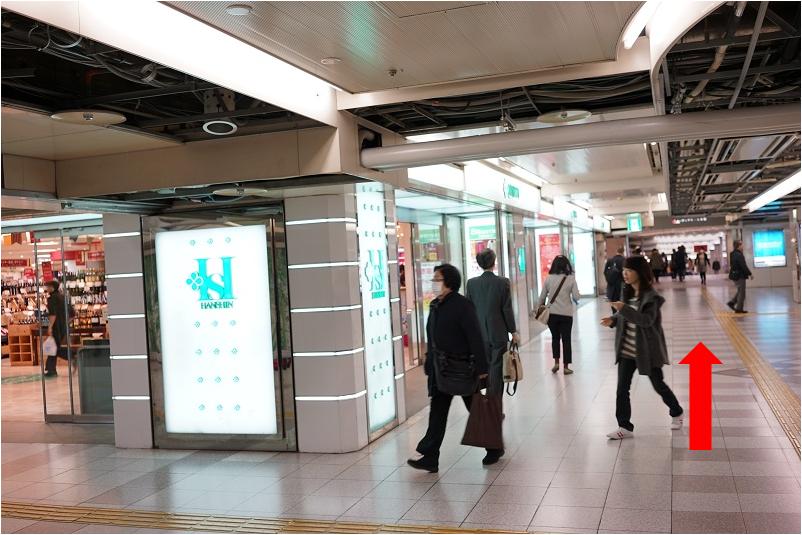 ５．阪神百貨店の地下を直進します